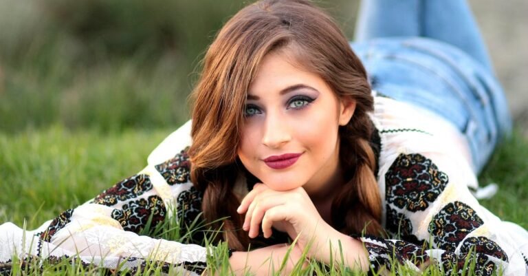 Identify Which Color Palate Compliments Your Skin And Hair